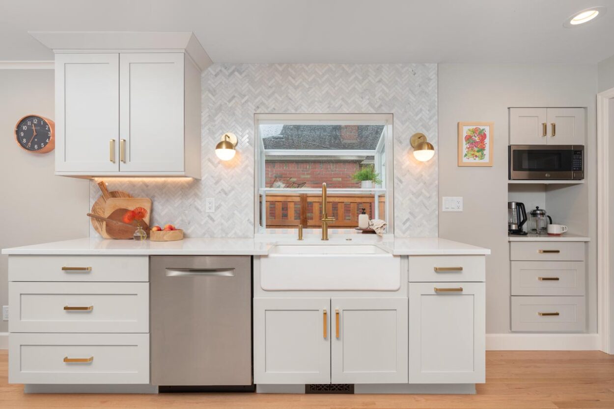 3_offwhite-kitchen-cabinets-seattle tone-on-tone kitchen design